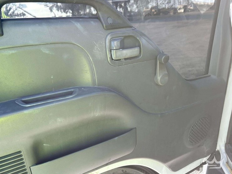 2004-isuzu-npr-image-14