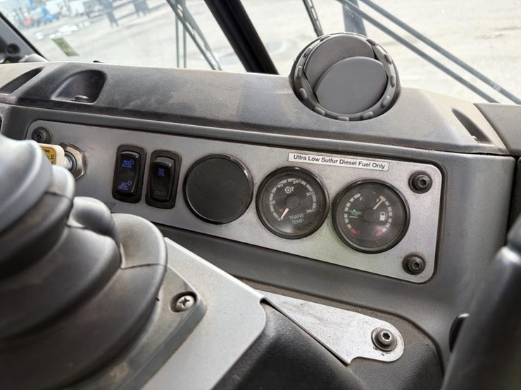 2018-mack-lr613-image-18