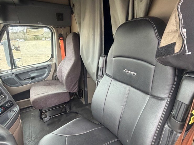 #226-•-2018-freightliner-cascadia-image-34