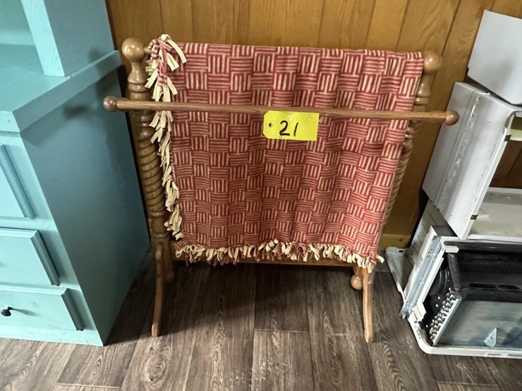 oak-quilt-rack-stand-image-3