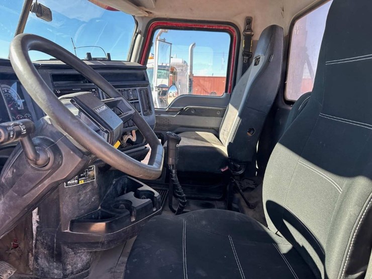 2020-mack-granite-image-11