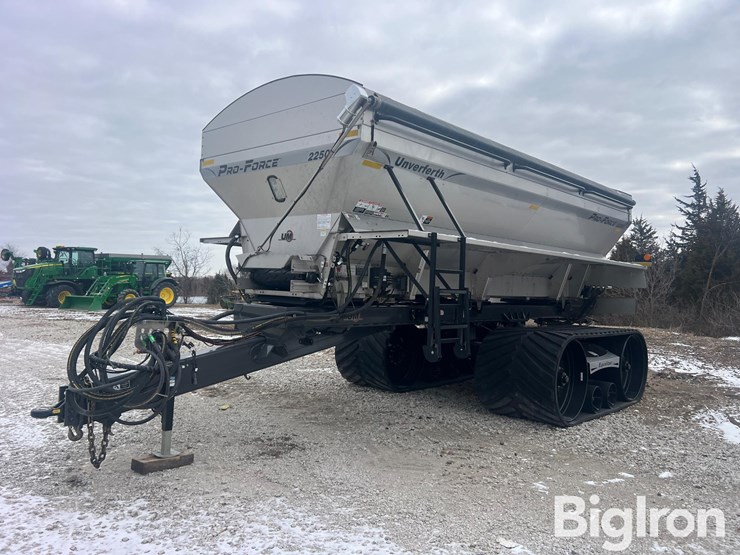 unverferth-2250-pro-force-dry-fertilizer-spreader-image-1