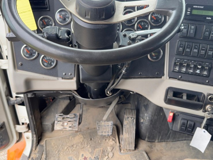 2015-western-star-4900sb-image-26