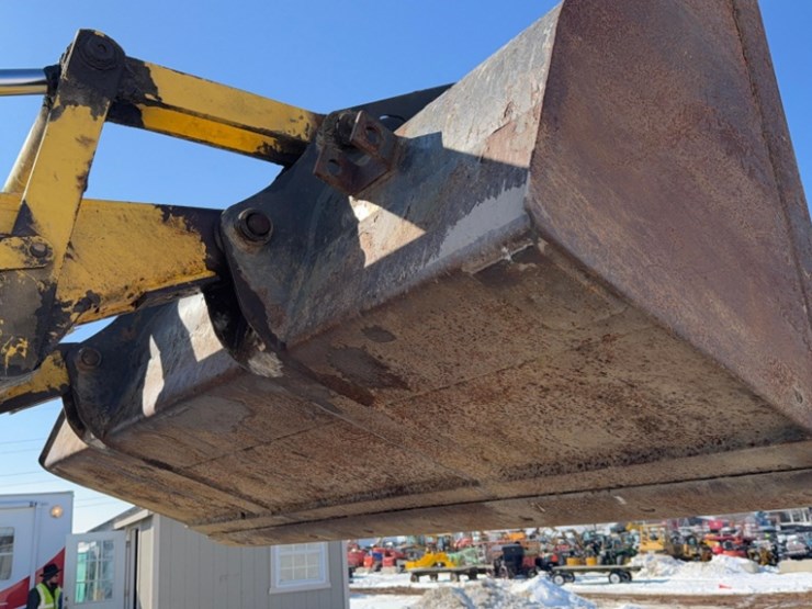 new-holland-b95b-image-18