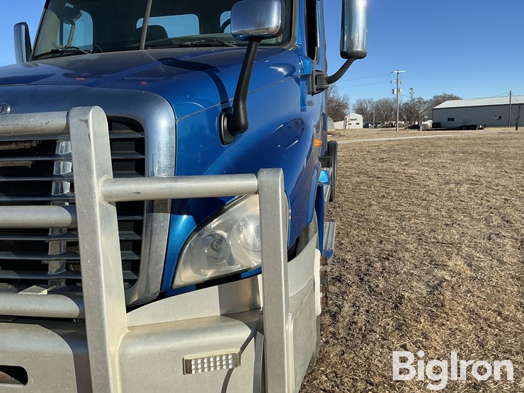 2011-freightliner-cascadia-125-image-16