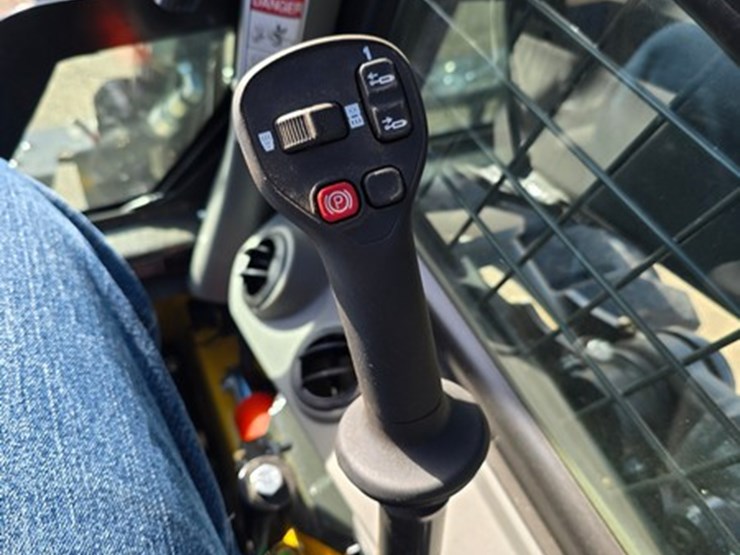 2025-new-holland-l328-image-15