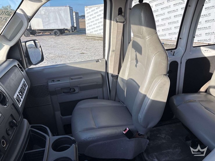 2011-ford-e350-image-25