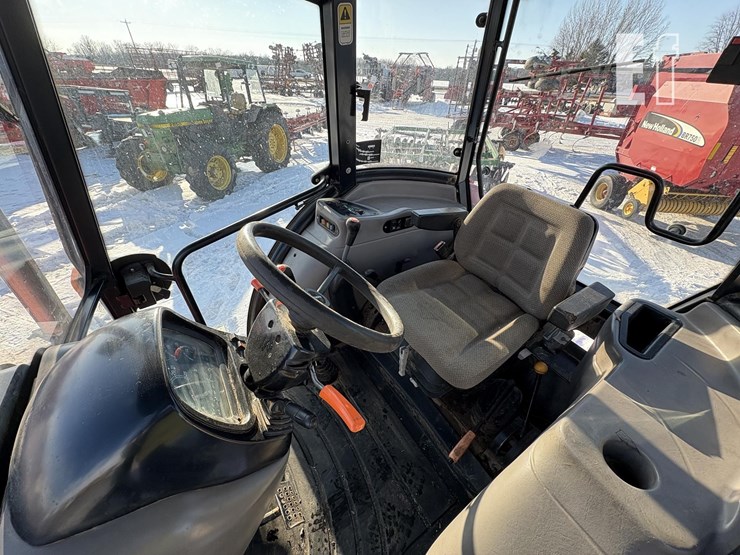 2013-case-ih-farmall-125a-image-19