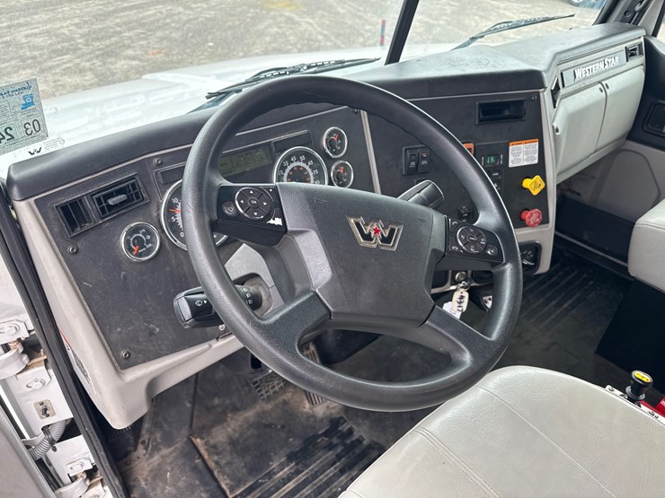 2020-western-star-4700sb-image-15