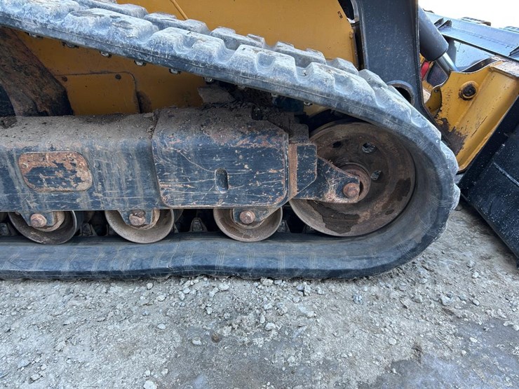 2015-deere-323e-image-14