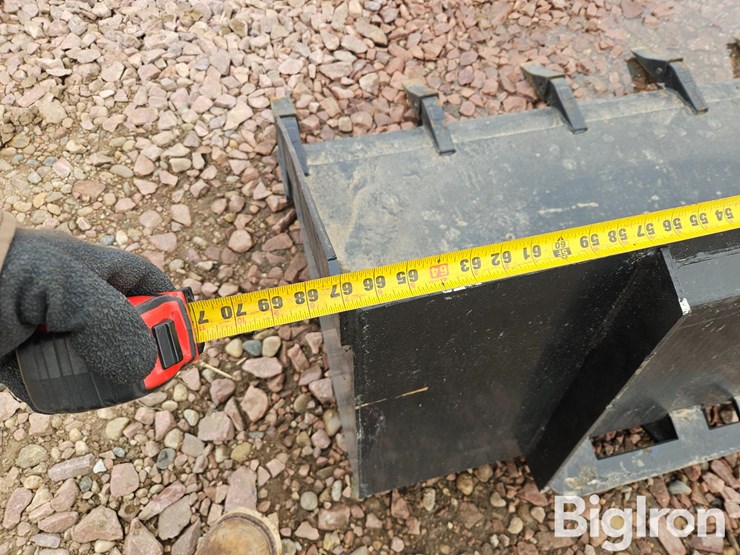 skid-steer-bucket-w/teeth-image-9