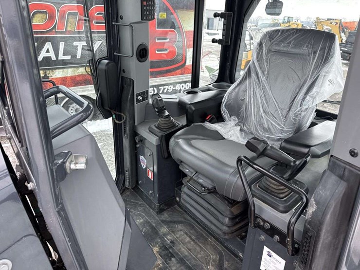 2023-deere-700l-image-25