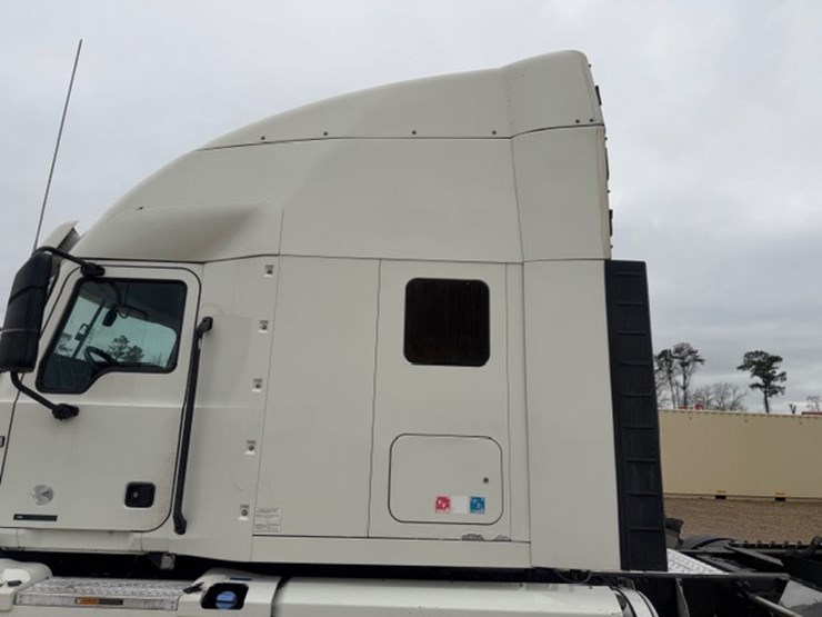 #227-•-2020-mack-anthem-image-24