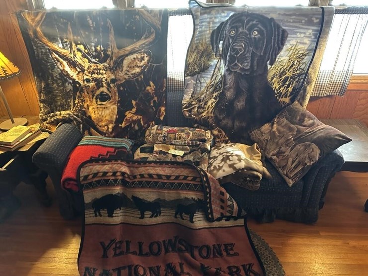 rustic-hunting-blankets-&-pillows-image-2