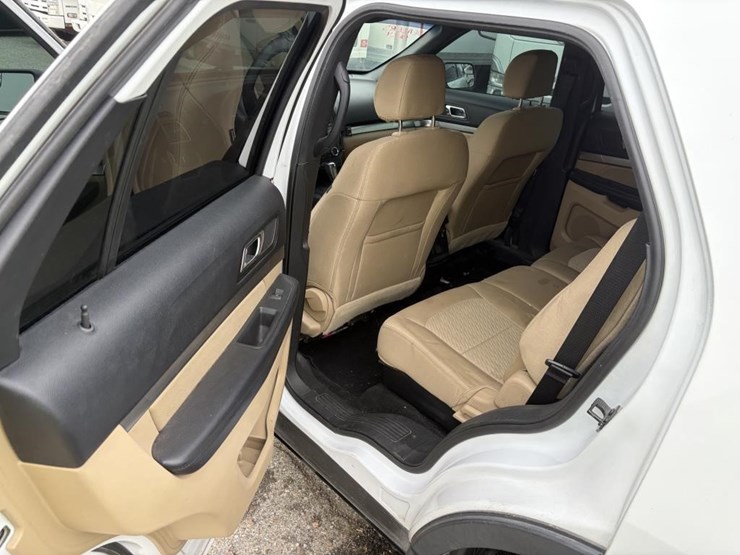 2016-ford-explorer-image-13