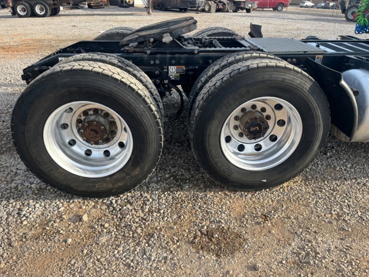 2017-peterbilt-579-image-14