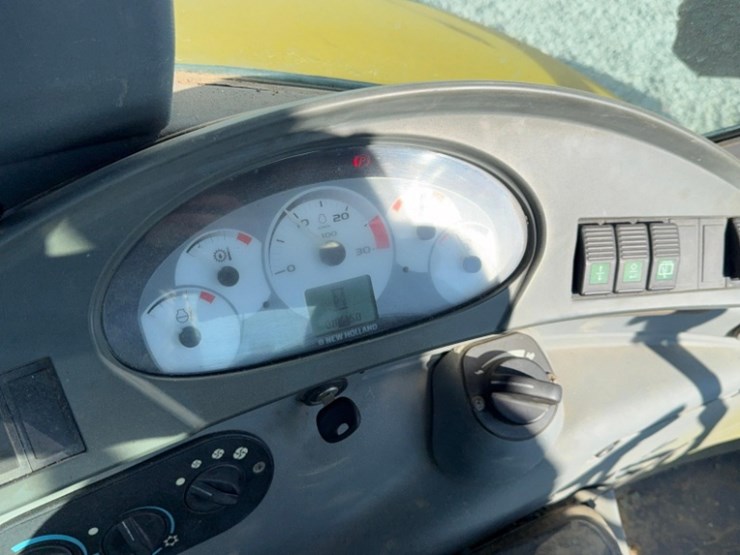 new-holland-b95b-image-28