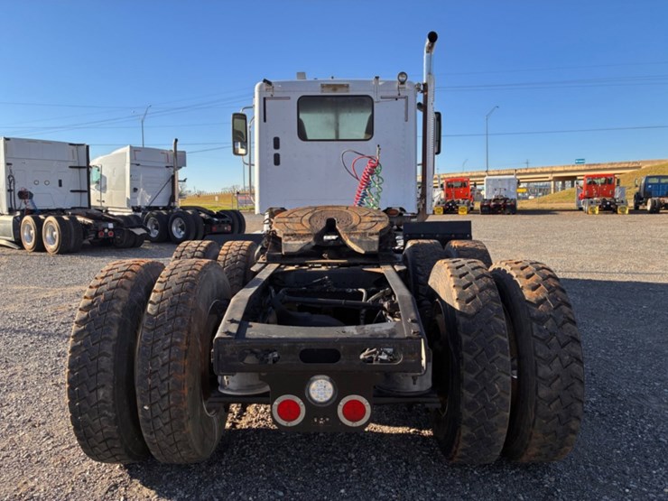 2016-freightliner-coronado-122-sd-image-13