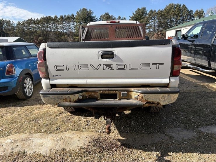 2004-chevrolet-silverado-truck-image-9