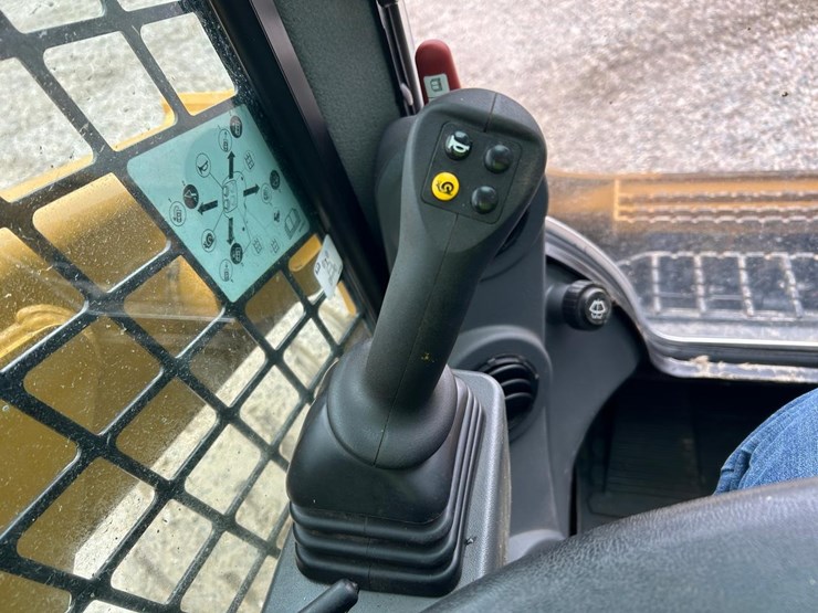 2019-caterpillar-246d3-image-23