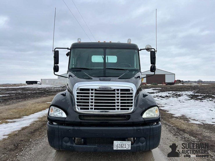 2006-freightliner-columbia-112-image-2