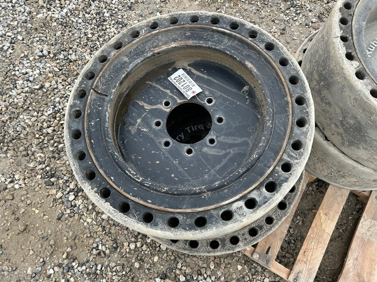 33-12-20-solid-skid-steer-tires-image-6