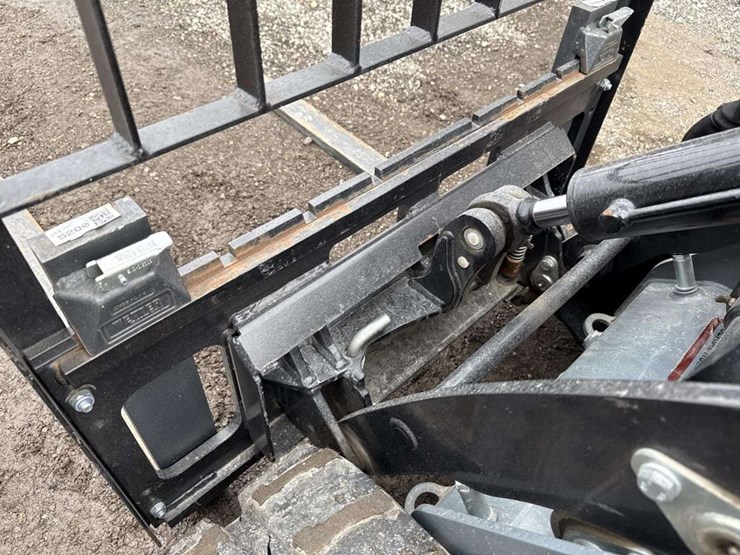 giant-gs950t-mini-skid-steer-image-8