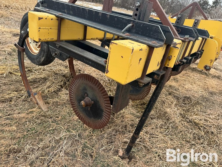 landoll-7-shank-chisel-plow-image-15