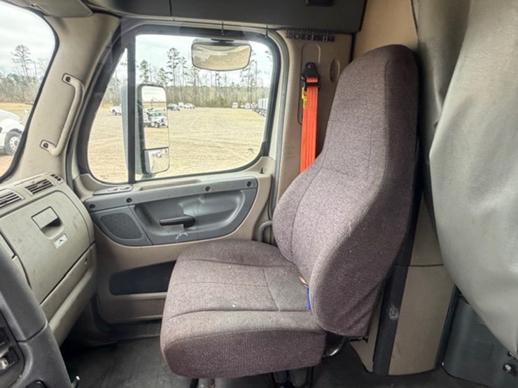 #226-•-2018-freightliner-cascadia-image-37