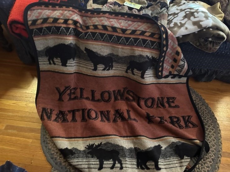 rustic-hunting-blankets-&-pillows-image-4