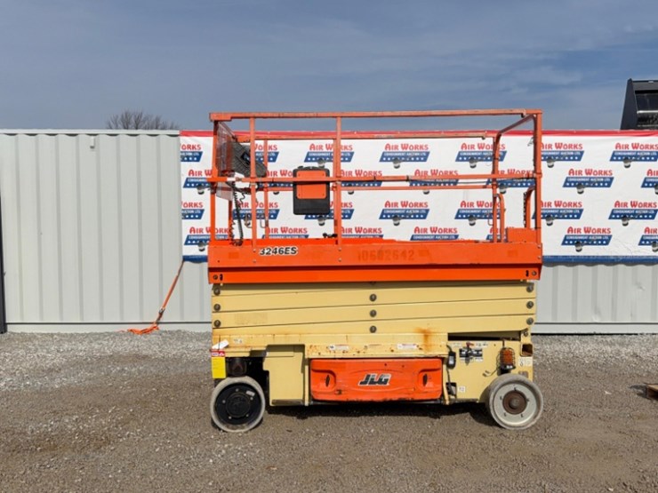 2017-jlg-3246es-image-1