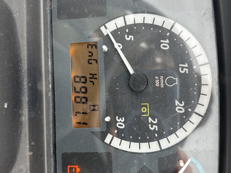 2017-john-deere-4044m-image-6