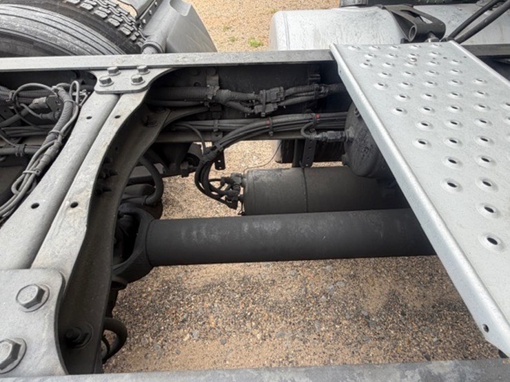 #226-•-2018-freightliner-cascadia-image-25