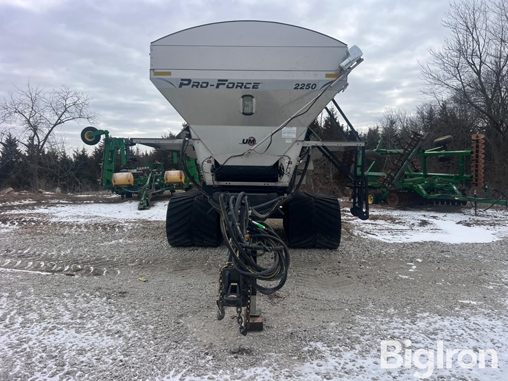 unverferth-2250-pro-force-dry-fertilizer-spreader-image-2