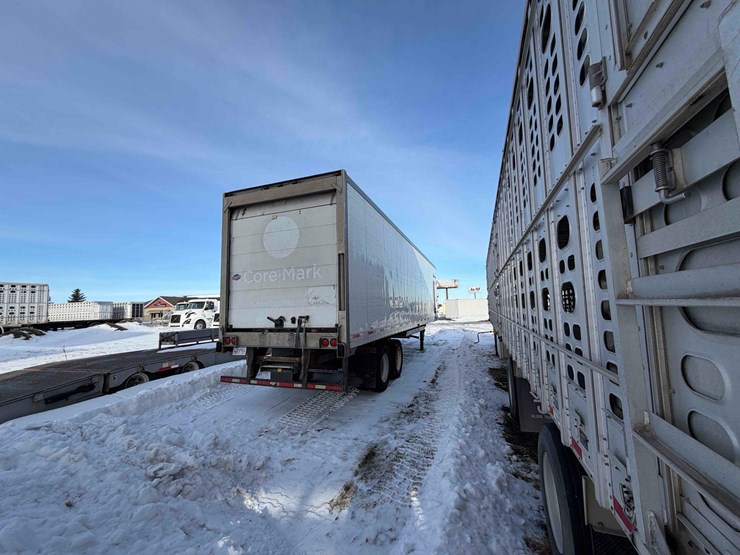 2011-utility-enclosed-trailer-image-5