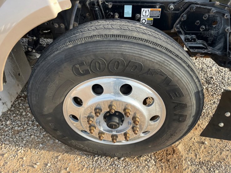 2017-peterbilt-579-image-11