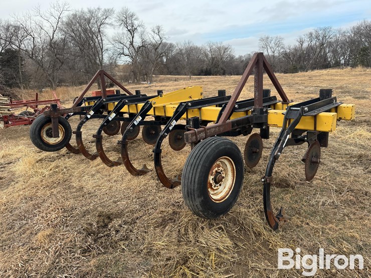 landoll-7-shank-chisel-plow-image-5