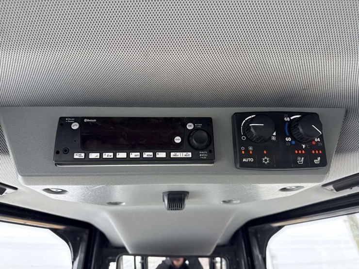 2023-deere-700l-image-29