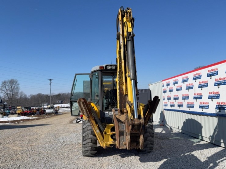 new-holland-b95b-image-3