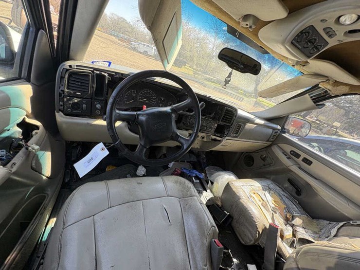 2002-chevrolet-tahoe-image-8