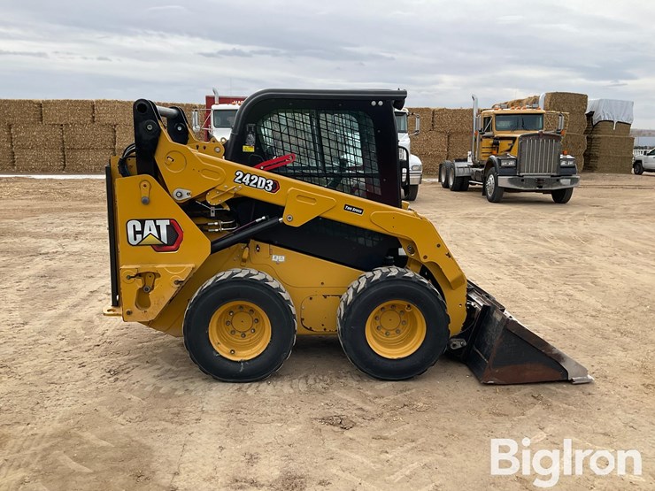 2022-caterpillar-242d3-image-4