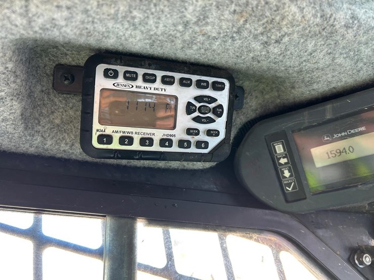 2015-deere-323e-image-22