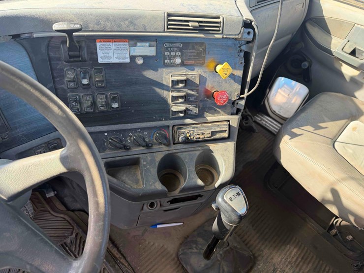 2003-freightliner-columbia-120-day-cab-image-16