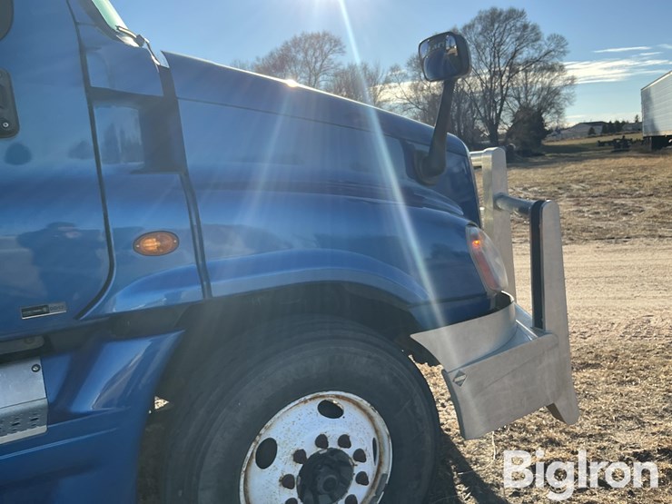 2011-freightliner-cascadia-125-image-13