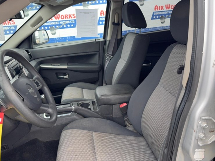 2010-jeep-grand-cherokee-image-32