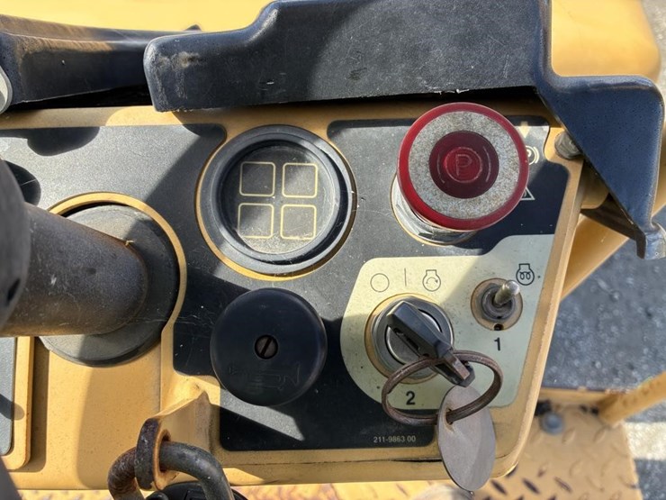 2016-caterpillar-cb-214d-image-17