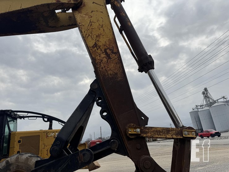 caterpillar-235b-image-4