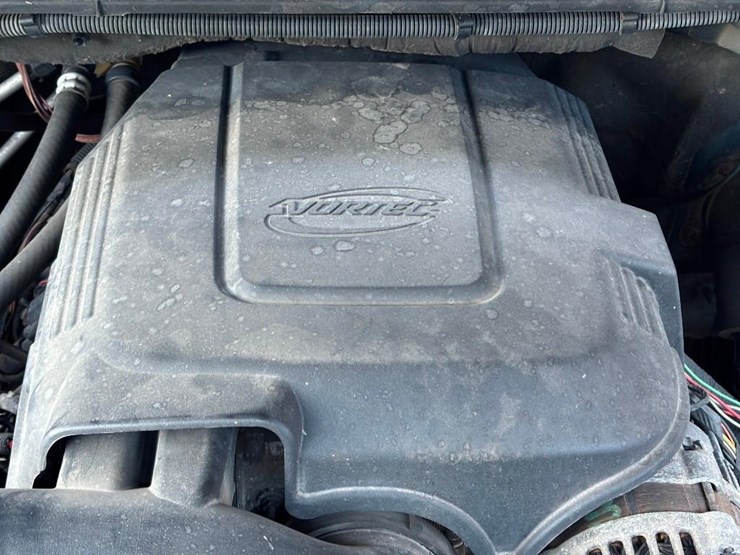 2010-chevrolet-suburban-image-29