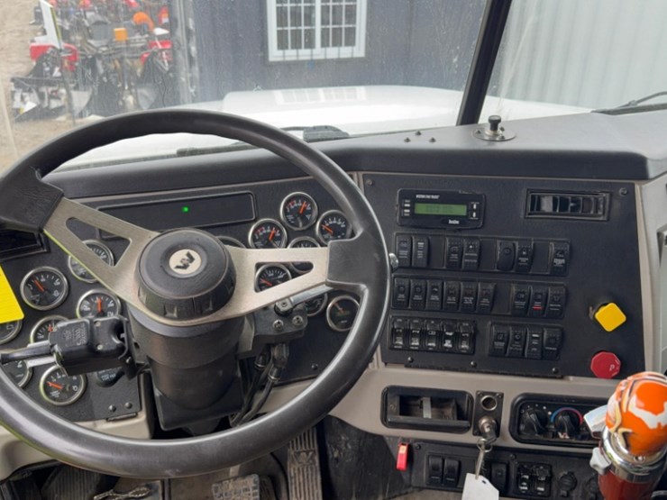 2015-western-star-4900sb-image-25