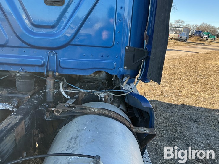 2011-freightliner-cascadia-125-image-10